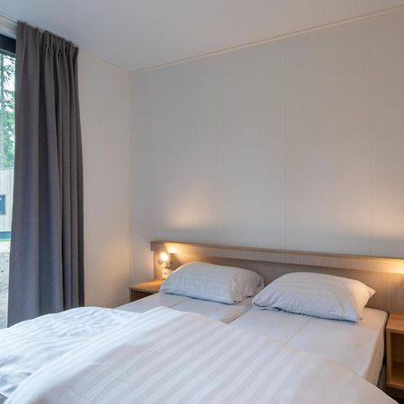 Nice Tiny House With Air Conditioning, On A Holiday Park, 12 Km From Eindhoven Mierlo Exterior foto