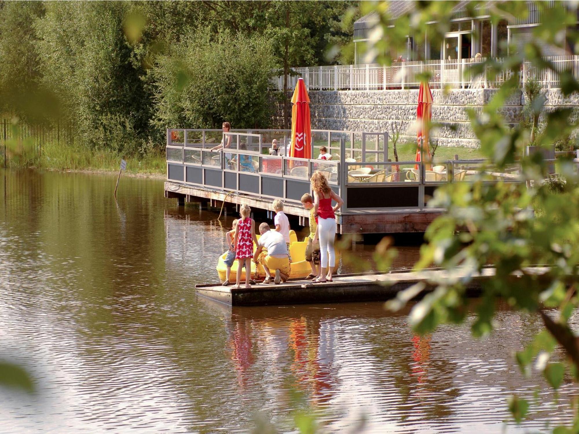 Nice Tiny House With Air Conditioning, On A Holiday Park, 12 Km From Eindhoven Mierlo Exterior foto